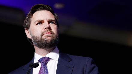 Der republikanische Vizepräsidentschaftskandidat, Senator J.D. Vance, fordert den amtierenden Präsidenten auf, sein Amt schon heute abzugeben.