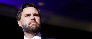Der republikanische Vizepräsidentschaftskandidat, Senator J.D. Vance, fordert den amtierenden Präsidenten auf, sein Amt schon heute abzugeben.