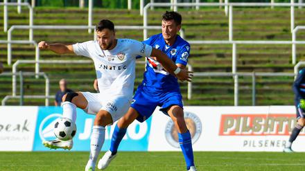 Rufat Dadashov (links, hier gegen Alex Ferrari) erzielte den Siegtreffer für den BFC Dynamo.