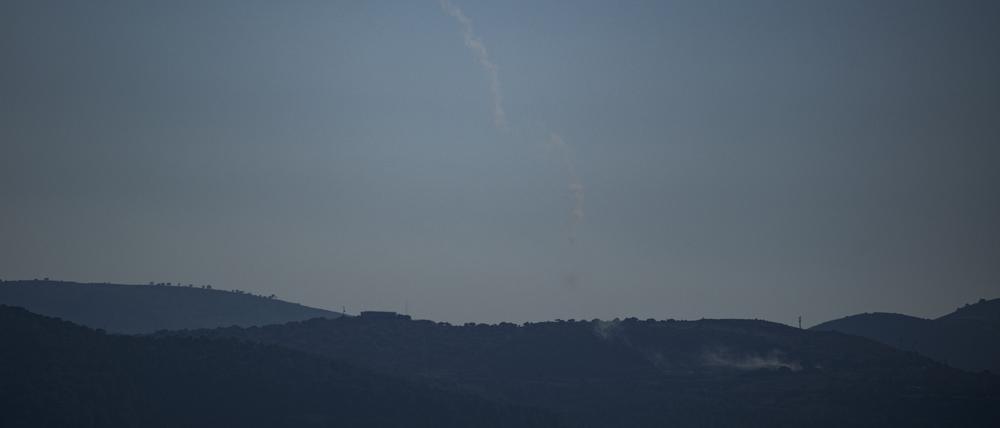 18.07.2024, Israel, Golanhöhen: Das israelische Luftabwehrsystem Iron Dome feuert, um einen Angriff aus dem Libanon über der Region Galiläa abzufangen, gesehen von den israelisch annektierten Golanhöhen. Foto: Leo Correa/AP/dpa +++ dpa-Bildfunk +++
