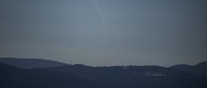 18.07.2024, Israel, Golanhöhen: Das israelische Luftabwehrsystem Iron Dome feuert, um einen Angriff aus dem Libanon über der Region Galiläa abzufangen, gesehen von den israelisch annektierten Golanhöhen. Foto: Leo Correa/AP/dpa +++ dpa-Bildfunk +++