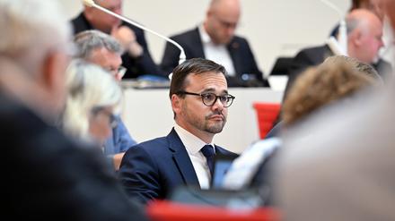 ARCHIV - 17.07.2024, Brandenburg, Potsdam: Jan Redmann (M), Brandenburger CDU-Fraktionsvorsitzender, sitzt während der Sondersitzung zum Zweiten Gesetz zur Änderung des Haushaltsgesetzes 2024 an seinem Platz im Plenarsaal. (zu dpa: «CDU stimmt Sondersitzung zu Redmanns Alkoholfahrt zu») Foto: Soeren Stache/dpa +++ dpa-Bildfunk +++