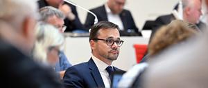 ARCHIV - 17.07.2024, Brandenburg, Potsdam: Jan Redmann (M), Brandenburger CDU-Fraktionsvorsitzender, sitzt während der Sondersitzung zum Zweiten Gesetz zur Änderung des Haushaltsgesetzes 2024 an seinem Platz im Plenarsaal. (zu dpa: «CDU stimmt Sondersitzung zu Redmanns Alkoholfahrt zu») Foto: Soeren Stache/dpa +++ dpa-Bildfunk +++