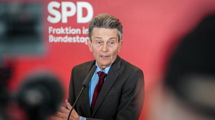 Rolf Mützenich, Vorsitzender der SPD-Bundestagsfraktion, spricht zu Medienvertretern.