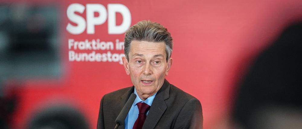 Rolf Mützenich, Vorsitzender der SPD-Bundestagsfraktion, spricht zu Medienvertretern.