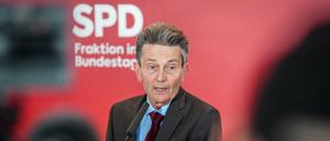 Rolf Mützenich, Vorsitzender der SPD-Bundestagsfraktion, spricht zu Medienvertretern.