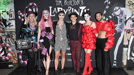 Sarah Knappik, Undine Lux, Julian David, Marc Weinmann, Klaudia Giez und Adriano Salvaggio bei der Premiere der Ausstellung „Tim Burtons Labyrinth“.