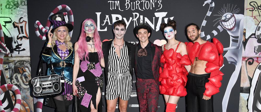 Sarah Knappik, Undine Lux, Julian David, Marc Weinmann, Klaudia Giez und Adriano Salvaggio bei der Premiere der Ausstellung „Tim Burtons Labyrinth“.