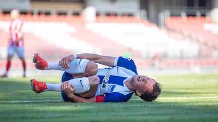 Hertha-Angreifer Fabian Reese wurde bei einem Testspiel am Dienstag bei Energie Cottbus gefoult