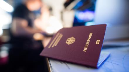 Ein deutscher Reisepass liegt in einem Labor der Kriminaltechnik der Bundespolizei. Wer über seine Herkunft gelogen hat, soll künftig bis zu zehn Jahre nach der Einbürgerung seinen deutschen Pass verlieren können. +++ dpa-Bildfunk +++
