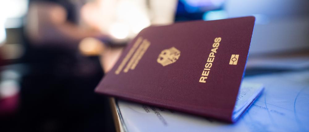 Ein deutscher Reisepass liegt auf einem Tisch. Der Potsdamer Bürgerservice hat neue Schnellschalter ausschließlich für die Beantragung von Pässen und Personalausweisen.