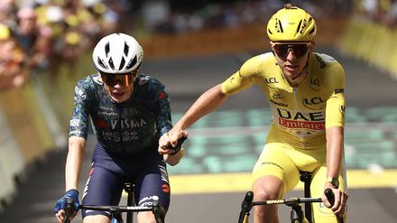 Auf der 8. Etappe hatte Vingegaard (l.) die Nase im Zielsprint mit Tadej Pogacar wenigstens einmal vorn. 