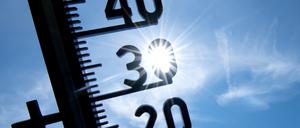 Ein Thermometer zeigt Temperaturen über 30 Grad an. (Symbolbild)