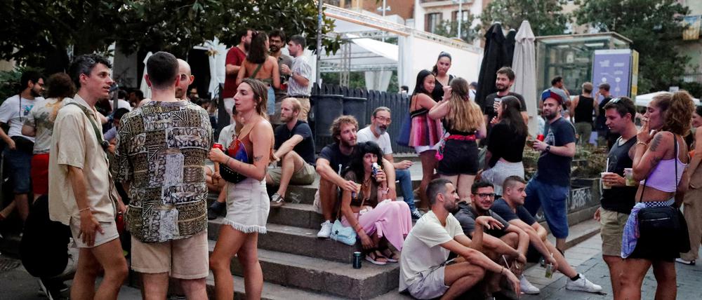 Touristen und Einheimische in Barcelona.