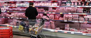 Was kommt in den Korb? Nach Ansicht von Verbraucherschützern muss die bisherige Fleisch-Kennzeichnung ausgebaut werden, der Verband der Fleischwirtschaft sieht das anders.