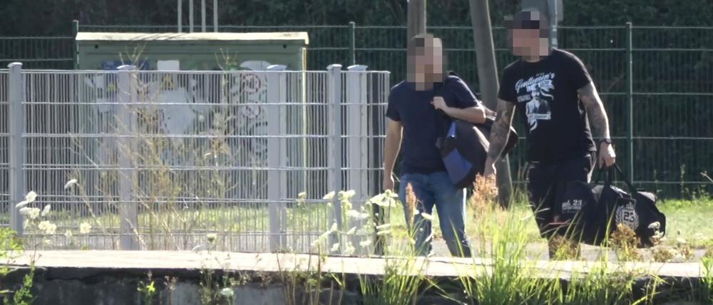 Kampfsporttraining von Neonazis der Partei "Der Dritte Weg" und der Jugendorganisation "Nationalrevolutionäre Jugend" im Sportkomplex Rennbahnstraße in Berlin-Weißensee.Foto: Recherchenetzwerk Berlin