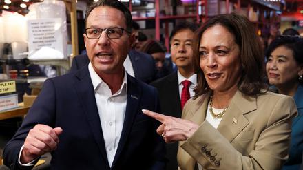 Kamala Harris mit dem Gouverneur von Pennsylvania, Josh Shapiro.