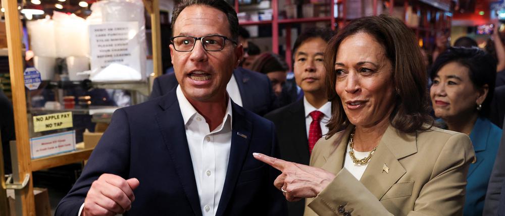 Kamala Harris mit dem Gouverneur von Pennsylvania, Josh Shapiro.