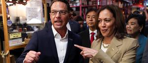 Kamala Harris mit dem Gouverneur von Pennsylvania, Josh Shapiro.