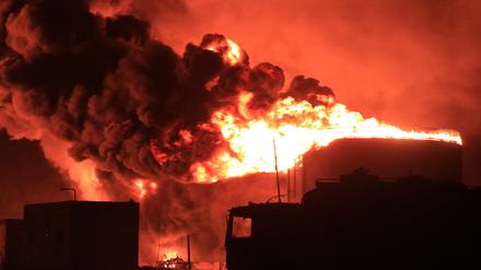 Ein Großfeuer brennt nach dem Angriff Israels auf den Hafen Hudaida im Jemen, den die Huthi kontrollieren. 
