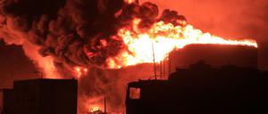 Ein Großfeuer brennt nach dem Angriff Israels auf den Hafen Hudaida im Jemen, den die Huthi kontrollieren. 