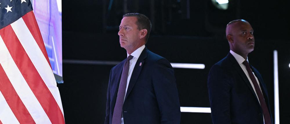 Agenten des Secret Service stehen Wache, während der ehemalige US-Präsident und republikanische Präsidentschaftskandidat 2024, Donald Trump, am 18. Juli 2024 auf der Bühne des Fiserv Forums in Milwaukee, Wisconsin, am letzten Tag der Republican National Convention 2024 spricht.