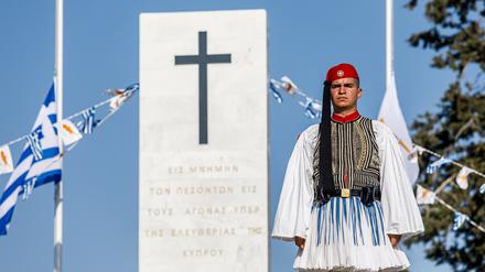Ein Mitglied der griechischen Präsidentengarde steht am 50. Jahrestag der türkischen Invasion von Zypern neben einem Denkmal  in Nikosia. 