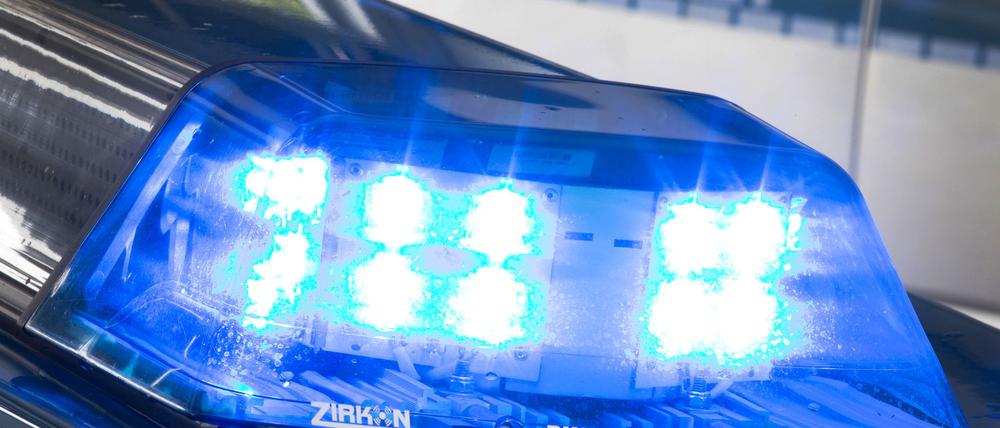 Nach einem Überfall auf eine Tankstelle kann der Räuber flüchten. (Archivbild)