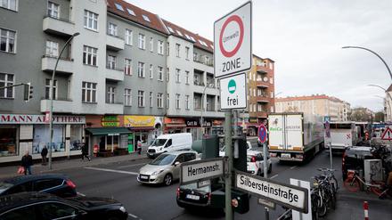26.10.2018, Berlin: Zahlreiche Autos passieren die Kreuzung an der Silbersteinstraße und Hermannstraße. In der Straße im Stadtteil Neukölln ist die Feinstaubbelastung im Berliner Stadtgebiet am höchsten. Foto: Kay Nietfeld/dpa +++ dpa-Bildfunk +++ | Verwendung weltweit