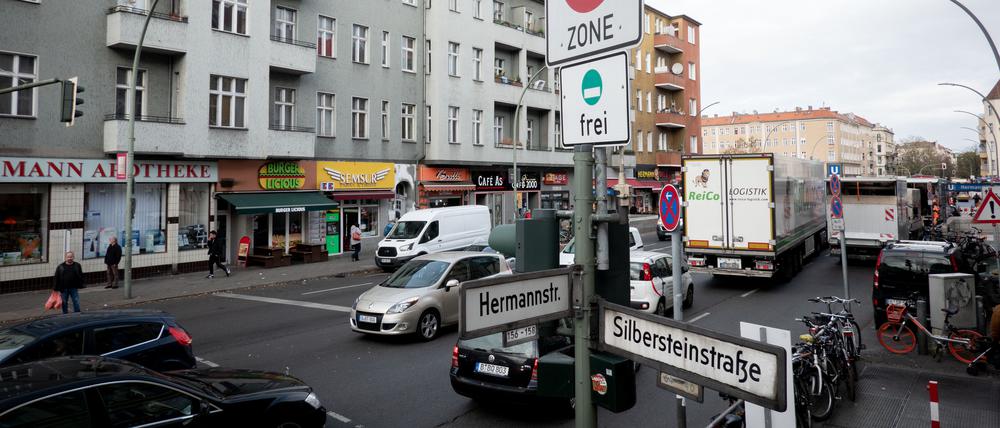 26.10.2018, Berlin: Zahlreiche Autos passieren die Kreuzung an der Silbersteinstraße und Hermannstraße. In der Straße im Stadtteil Neukölln ist die Feinstaubbelastung im Berliner Stadtgebiet am höchsten. Foto: Kay Nietfeld/dpa +++ dpa-Bildfunk +++ | Verwendung weltweit