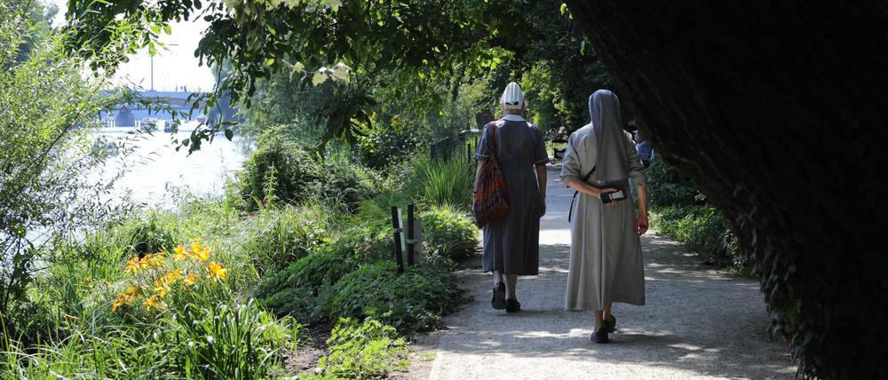Spaziergängerinnen auf der Freundschaftsinsel mit Blick auf die Havel.