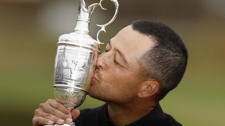 Xander Schauffele herzt den berühmten Claret Jug.