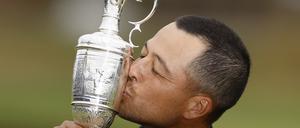 Xander Schauffele herzt den berühmten Claret Jug.