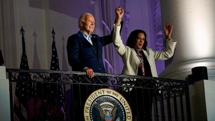 Joe Biden und Kamala Harris auf dem Balkon des Weißen Hauses.