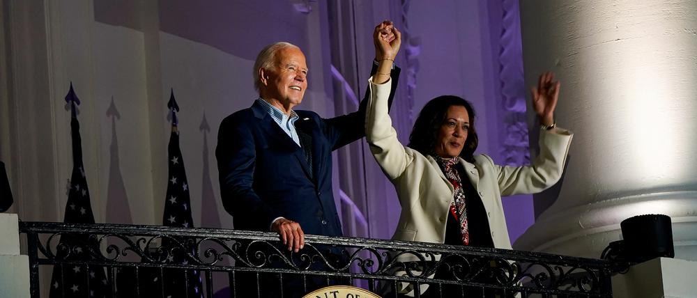 Joe Biden und Kamala Harris auf dem Balkon des Weißen Hauses.