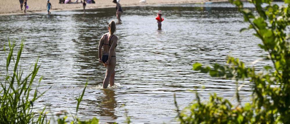 Badegäste erfrischen sich am Müggelsee (Symbolbild)-