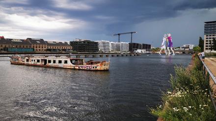 Das Schiffswrack im Osthafen in Berlin. 