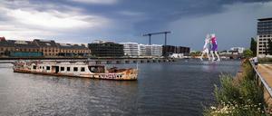 Das Schiffswrack im Osthafen in Berlin. 