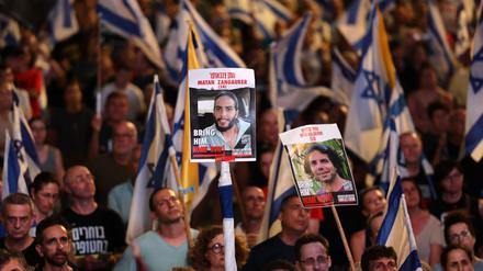 Unterstützer und Angehörige von Israelis, die seit den Anschlägen vom 7. Oktober von militanten Palästinensern im Gazastreifen als Geiseln festgehalten werden, demonstrieren für ihre Freilassung (Symbolbild).