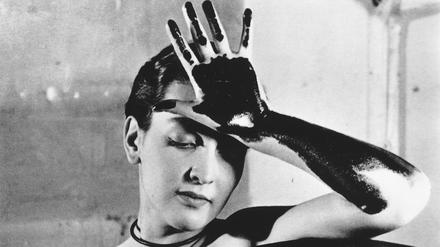 Dieses Aktfoto von Man Ray zeigt Meret Oppenheim an der Druckerpresse.