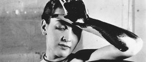 Dieses Aktfoto von Man Ray zeigt Meret Oppenheim an der Druckerpresse.