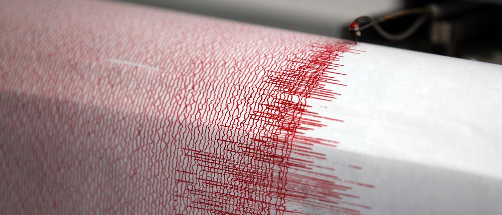 Der Seismograph der Erdbebenwarte in Bergisch-Gladbach verzeichnet Ausschläge.