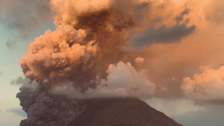 Rauch steigt aus dem Vulkan Stromboli am 4. Juli 2024.