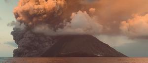 Rauch steigt aus dem Vulkan Stromboli am 4. Juli 2024.