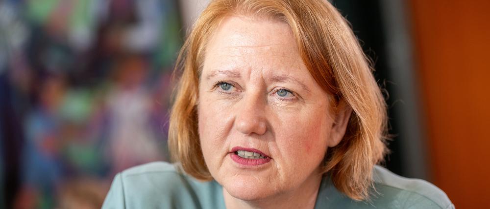 Lisa Paus (Bündnis90/Die Grünen), Bundesministerin für Familie, Senioren, Frauen und Jugend, wartet auf den Beginn der wöchentlichen Kabinettssitzung im Bundeskanzleramt.