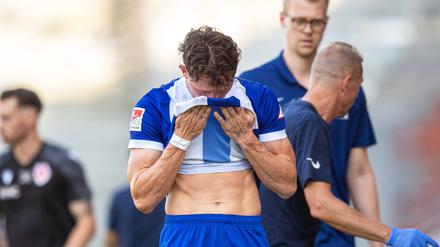 Fabian Reese verließ gegen Energie Cottbus unter Tränen den Platz. Er wird wochenlang ausfallen.