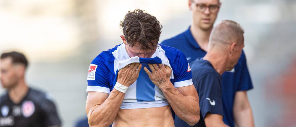 Fabian Reese verließ gegen Energie Cottbus unter Tränen den Platz. Er wird wochenlang ausfallen.