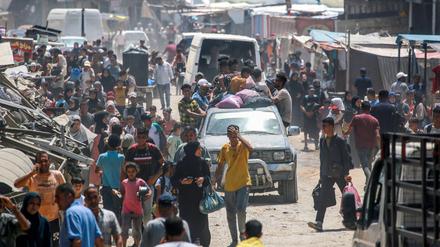 Palästinensische Zivilisten ziehen sich aus den östlichen Distrikten von Chan Junis im südlichen Gazastreifen zurück, nachdem die israelische Armee am 22. Juli 2024 den Befehl zur Evakuierung erteilt hatte.