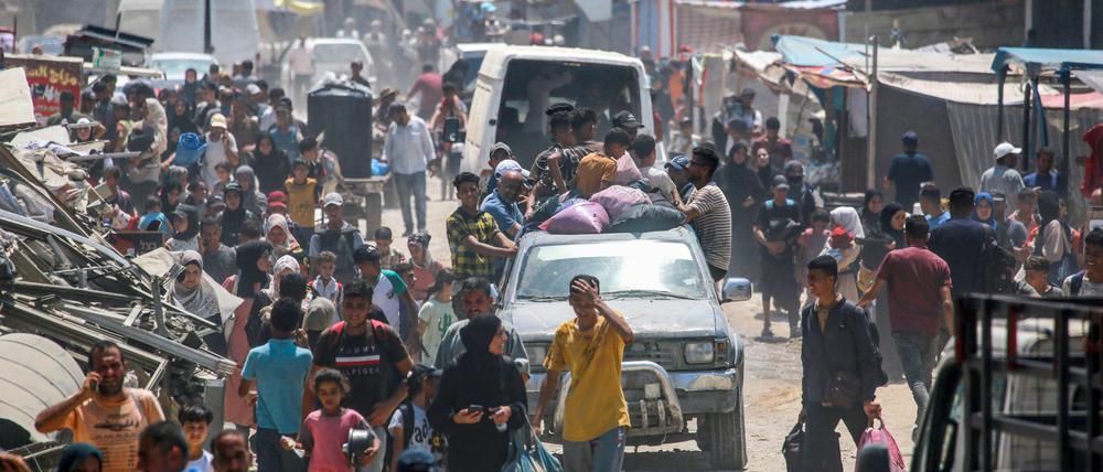 Palästinensische Zivilisten ziehen sich aus den östlichen Distrikten von Chan Junis im südlichen Gazastreifen zurück, nachdem die israelische Armee am 22. Juli 2024 den Befehl zur Evakuierung erteilt hatte.