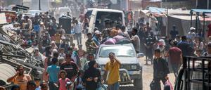 Palästinensische Zivilisten ziehen sich aus den östlichen Distrikten von Chan Junis im südlichen Gazastreifen zurück, nachdem die israelische Armee am 22. Juli 2024 den Befehl zur Evakuierung erteilt hatte.